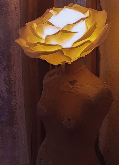 Lampe fleur sur bustier couture